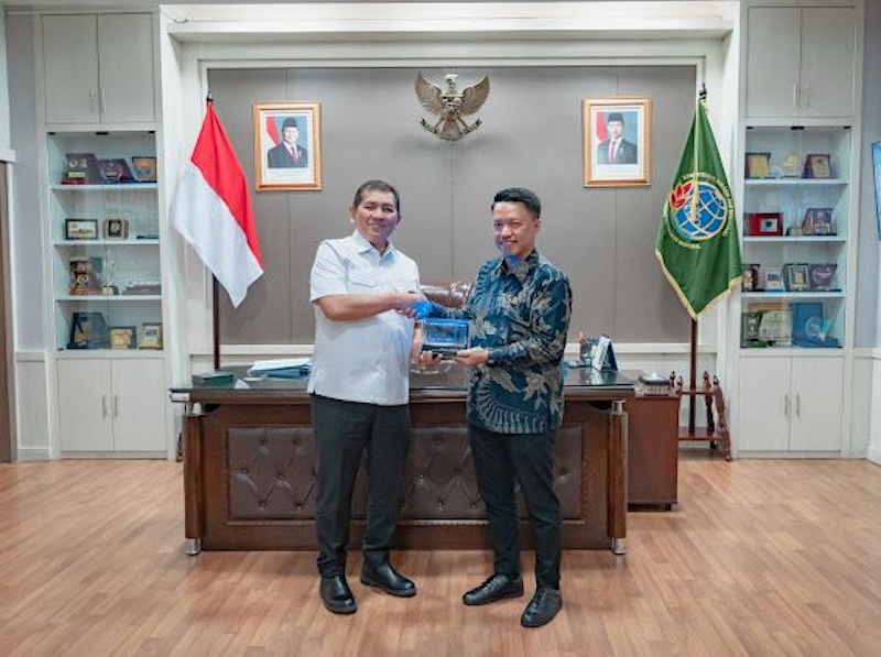 FOTO BERSAMA:  GM PLN UIP SBU Rizki Aftarianto dan Kepala Kantor Wilayah BPN Provinsi Sumut Nugraha, SH, MH, foto bersama.
