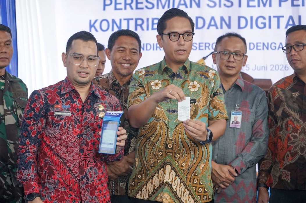 RESMIKAN: Wali Kota Medan Rico Tri Putra Bayu Waas bersama Direktur Utama PUD Pasar Kota Medan Anggia Ramadhan, saat meresmikan Sistem Pembayaran Kontribusi dan Digitalisasi Pasar.