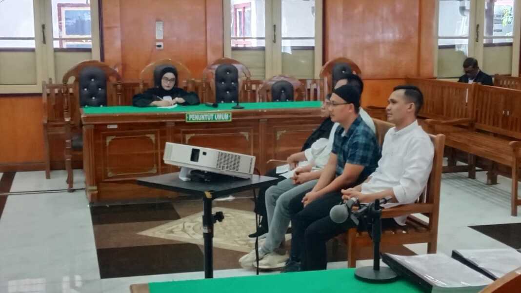 SIDANG: Mantab Ketua KPU Kota Tanjungbalai, bersama 3 jajarannya menjalani sidang tuntutan korupsi dana hibah di Pengadilan Tipikor Medan, Jumat (26/6). (Gusman/Sumut Pos)