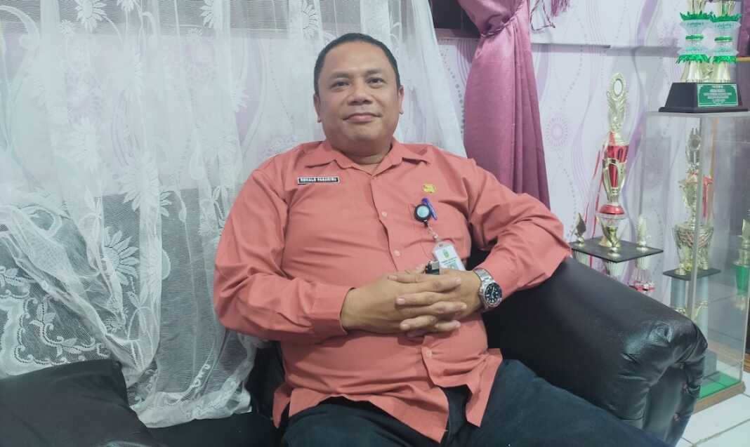 Kasek SMAN 1 Sidikalang, Ronald Pasaribu menerangkan proses penerimaan siswa baru, Jumat (26/6). (RUDY SITANGGANG/SUMUT POS)