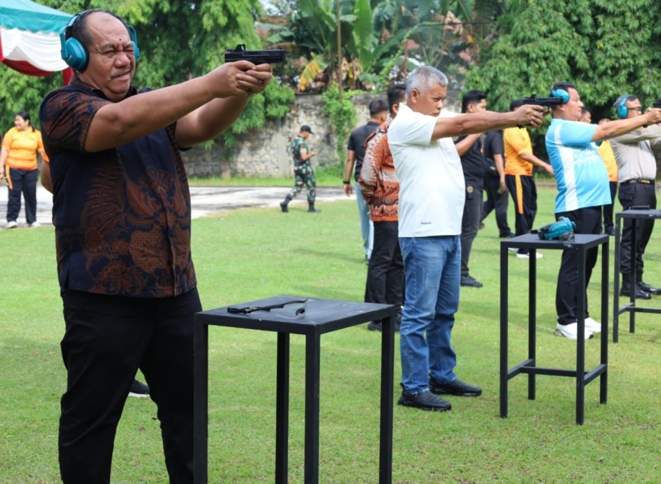 MENEMBAK: Bupati Asahan ikuti (kiri) lomba menembak bersama Forkopimda.