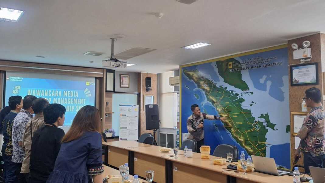 PAPARKAN:  GM PLN UIP SBU Rizki Aftarianto, memaparkan perkembangan proyek-proyek strategis yang sedang dikelola PLN UIP SBU.