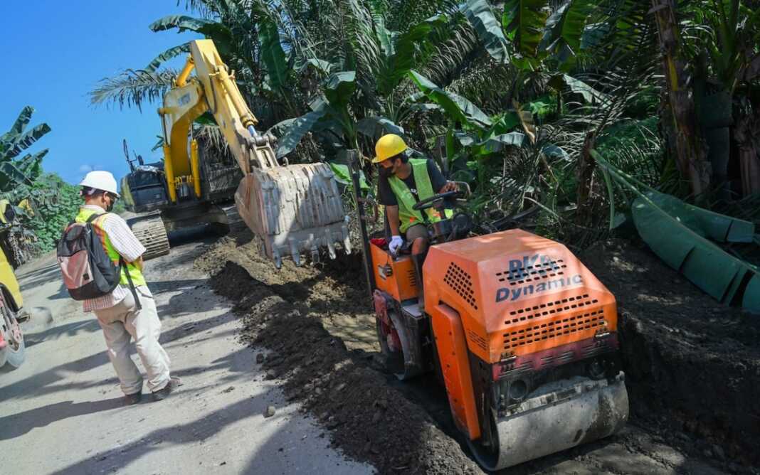 PERBAIKI: Proses perbaikan Jalan Provinsi pada ruas Aek Nabara - Negeri Lama dan Negeri Lama - Tanjung Elang, Kabupaten Labuhanbatu, Jum'at (26/6/2026). (Foto : Dinas Komunikasi dan Informatika Provinsi Sumut)