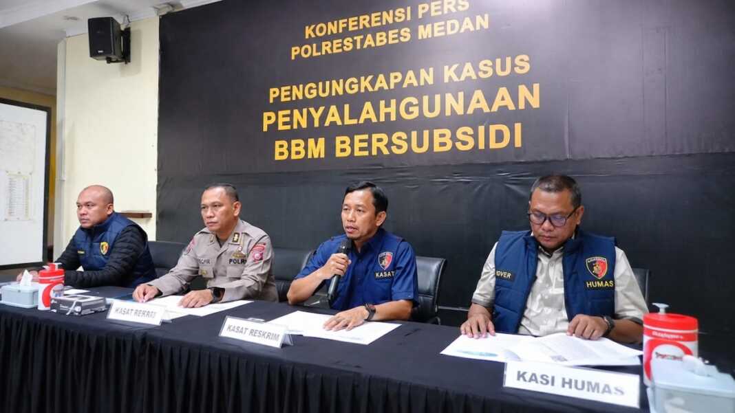 PAPARKAN: Kasat Reskrim Polrestabes Medan AKBP Adrian Risky Lubis memaparkan pengungkapan sembilan kasus penyalahgunaan BBM bersubsidi di Kota Medan. (Dok. Polrestabes Medan)