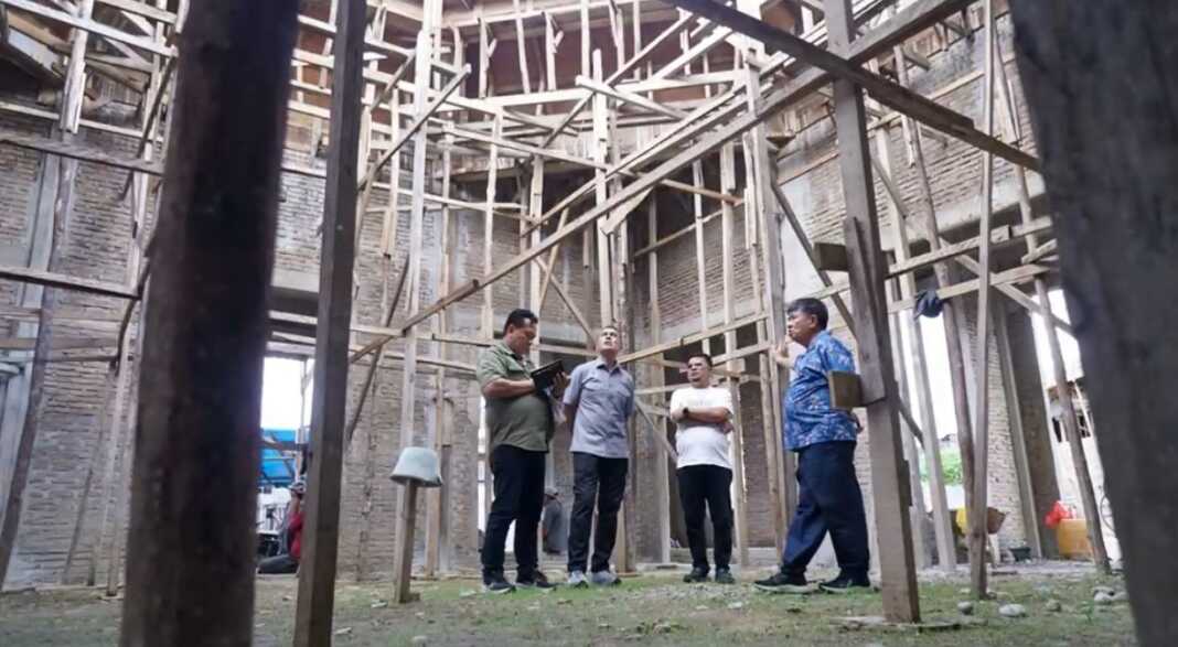 TINJAU: Anggota DPR RI Musa Rajeckshah saat meninjau pembangunan Masjid Lafran Pane Athoyibah Al-Musannif di Desa Pangurabaan, Kecamatan Sipirok, Kabupaten Tapanuli Selatan (Tapsel).(Dok : Musa Rajeckshah)