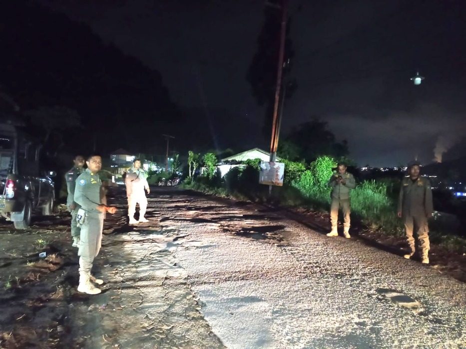 Personel gabungan melakukan pengamanan di jalan menuju kawasan pemandian air panas Sidebuk-Debuk, Kabupaten Karo, Jumat (26/6) malam. (Satpol PP Sumut/Sumut Pos)