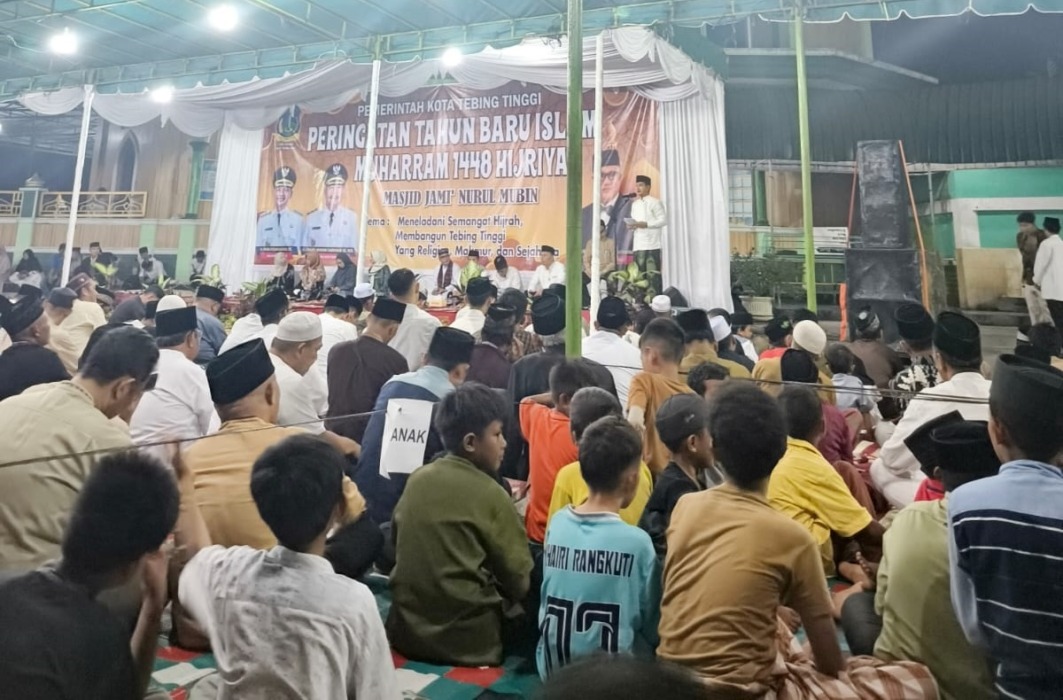 PADATI: Ratusan jamaah memadati Masjid Jami' Nurul Mubin, Kelurahan Bulian, Kecamatan Bajenis, saat mengikuti Peringatan Tahun Baru Islam 1 Muharram 1448 Hijriah, Jumat (26/6/2026) malam.Azan Purba / sumutpos