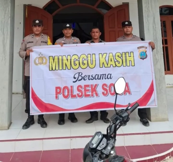 JAGA: Personel polisi saat menjaga keamanan gereja.(MITRA/SUMUT POS)