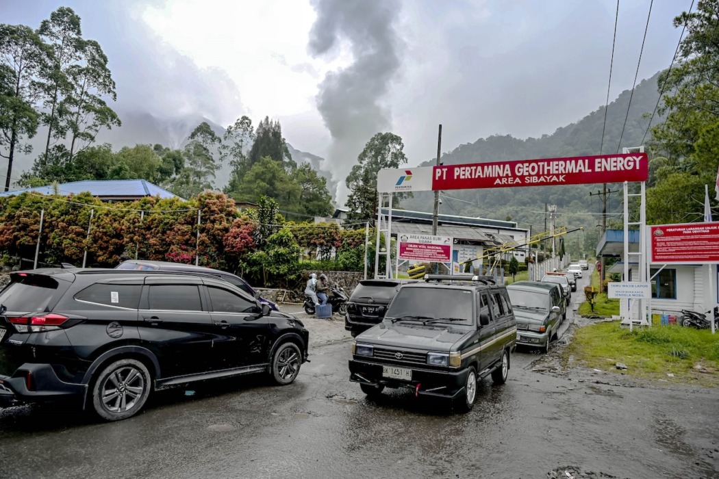 Sejumlah kendaraan terlihat memenuhi Kawasan wisata air panas sidebu debu, desa doulu, Kabupaten Karo, Minggu (28/6). (Diskominfo Sumut/Sumut)