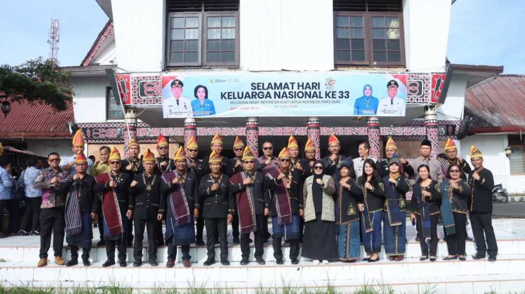 DIABADIKAN: Wabup Dairi, Wahyu Daniel Sagala diabadikan bersama para pimpinan OPD usai upacara Harganas, Senin (29/6). (RUDY SITANGGANG/SUMUT POS)