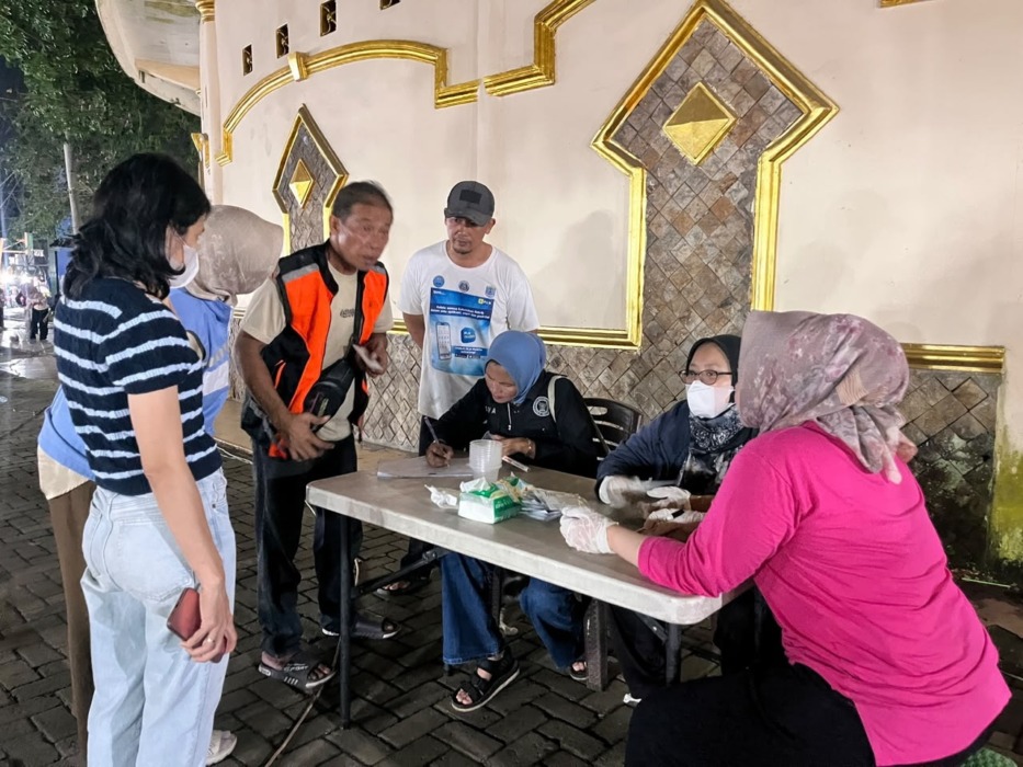 TES: Tim Rehabilitasi BNNK Binjai melakukan tes urin dadakan terhadap jukir pada peringatan puncak HANI di Lapangan Merdeka. (Humas BNNK Binjai/Sumut Pos)