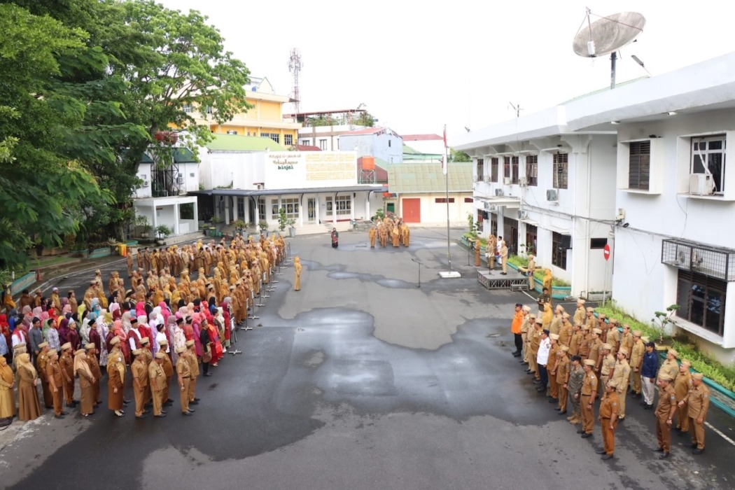 APEL: Apel gabungan sekaligus memperingati Harganas ke-33 di lapangan apel balai kota. (Diskominfo Binjai/Sumut Pos)
