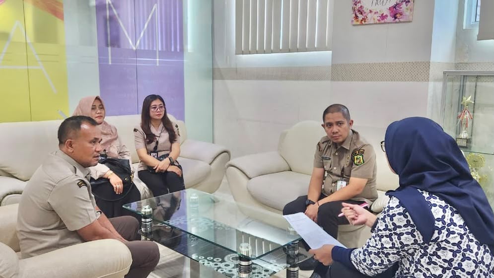 BERSAMA TIM: Kepala UPT Wilayah V Bapenda Kota Medan M. Rizky Akbar Harahap, bersama tim turun langsung menyambangi sejumlah wajib pajak di wilayah kerjanya, Selasa (2/6/2026).