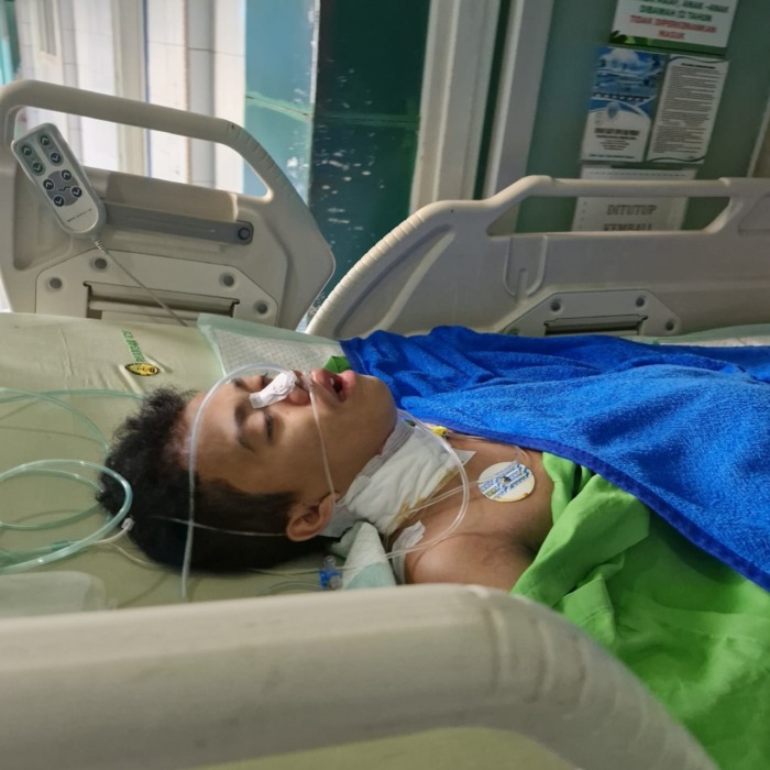 TERBARING: Tengku Bunaya Alfatih (16) kini terbaring lemas di RSU Haji Medan menjalani  operasi ke dua akibat tembakan.