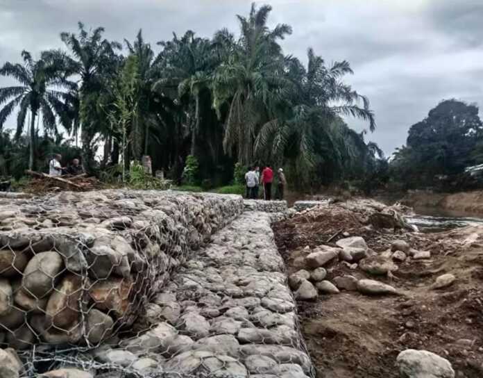 PENANGANAN: Dinas SDA Provinsi Sumatera Utara bergerak cepat melakukan penanganan terhadap tanggul jebol pada Daerah Irigasi Balakka Sitokkon yang berada di Kecamatan Barumun, Kabupaten Palas. (Dok : Dinas SDA Sumut)