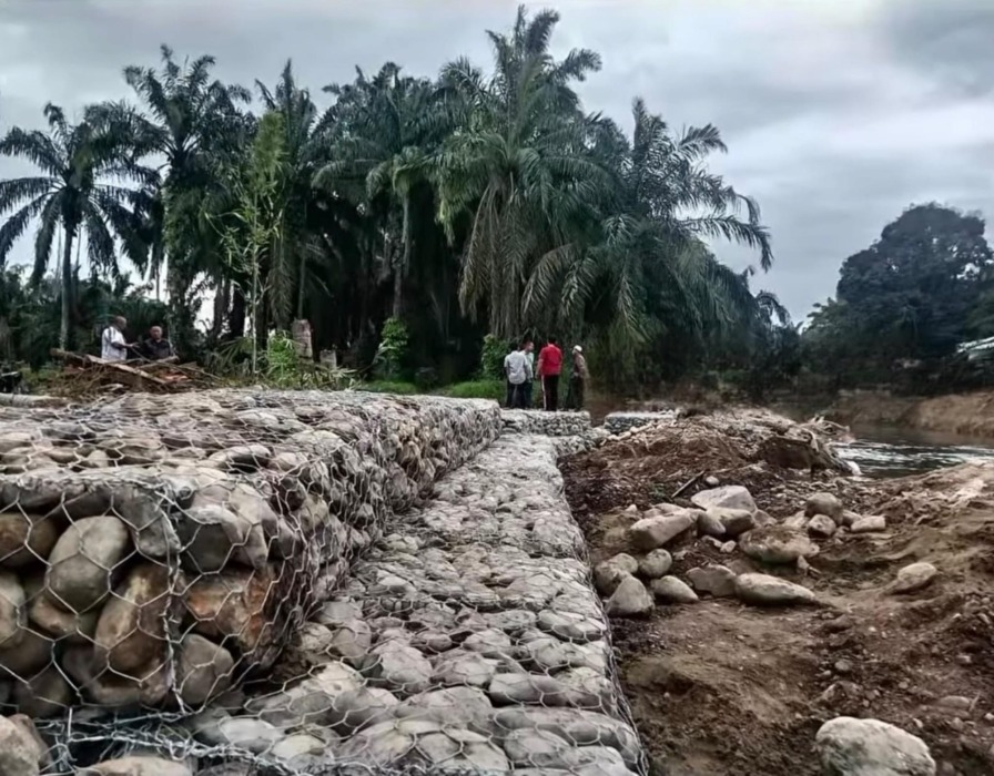 PENANGANAN: Dinas SDA Provinsi Sumatera Utara bergerak cepat melakukan penanganan terhadap tanggul jebol pada Daerah Irigasi Balakka Sitokkon yang berada di Kecamatan Barumun, Kabupaten Palas. (Dok : Dinas SDA Sumut)