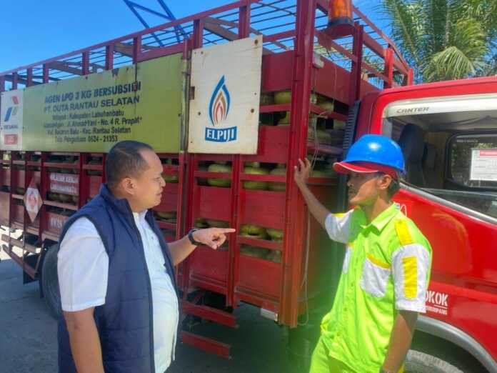 SIDAK: Satuan Reskrim Polres Labuhanbatu melakukan inspeksi mendadak (sidak) ke SPBE Pertamina PT Lobusona Perdana Tri Jaya di Jalan H Adam Malik, Rantauprapat, Rabu (3/6/2026). (fajar)