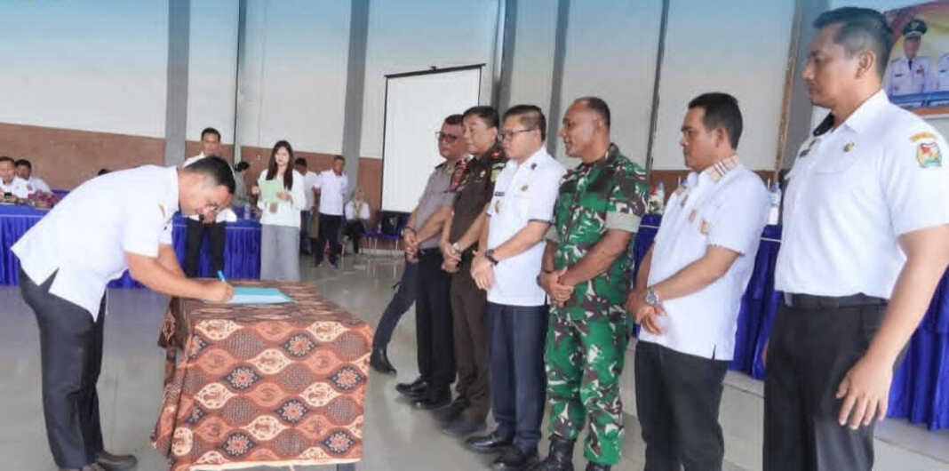 DEKLARASI: Tujuh Camat menandatangani deklarasi mewujudkan Kamtibmas