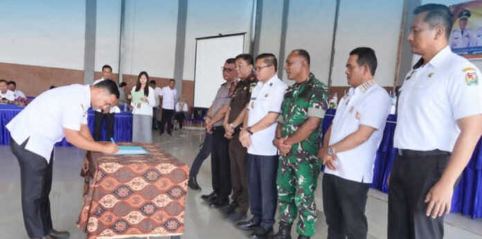 Kecamatan Deklarasikan DEKLARASI: Tujuh Camat menandatangani deklarasi mewujudkan Kamtibmas