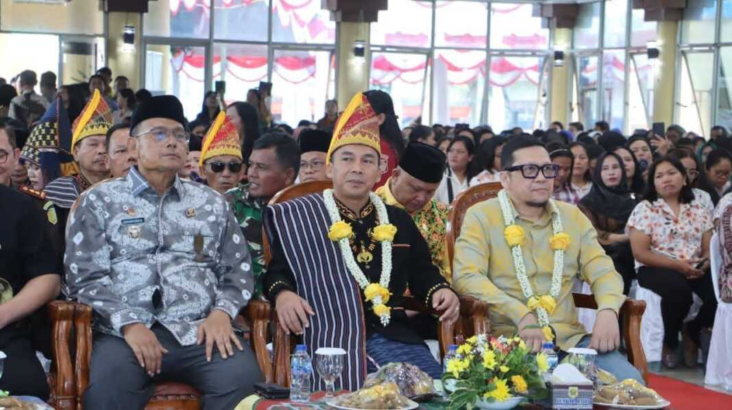 KUNKER: Menteri Wihaji didampingi Bupati Dairi Vickner Sinaga dan anggota Komisi II DPR-RI, Ahmad Doli Kurnia Tanjung saat melakukan kunjungan kerja di Kabupaten Dairi, Kamis (4/6). (RUDY SITANGGANG/SUMUT POS).
