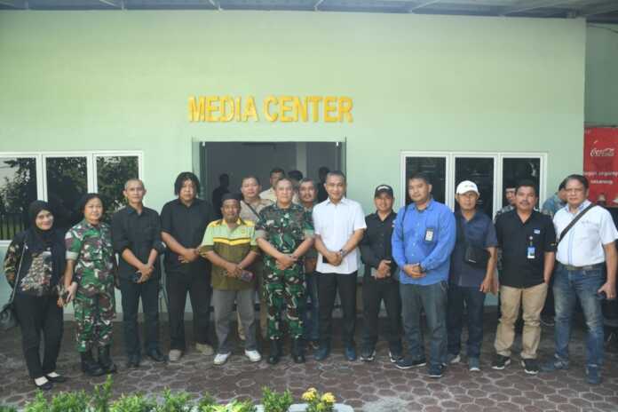 BERSAMA: Kapendam I/BB Kolonel Inf Sandy bersama staf Pendam 1/BB dan para insan pers, di Media Center Kodam I/BB, Kamis (4/6). (Pendam I/BB). BERSAMA: Kapendam I/BB Kolonel Inf Sandy bersama staf Pendam 1/BB dan para insan pers, di Media Center Kodam I/BB, Kamis (4/6). (Pendam I/BB).