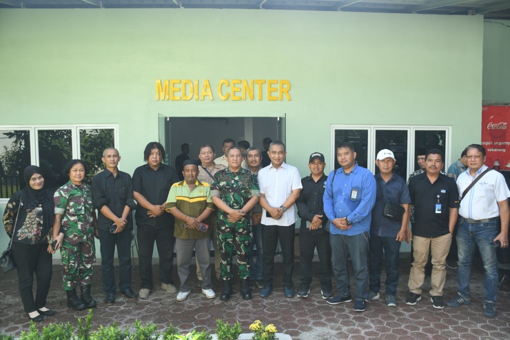 BERSAMA: Kapendam I/BB Kolonel Inf Sandy bersama staf Pendam 1/BB dan para insan pers, di Media Center Kodam I/BB, Kamis (4/6). (Pendam I/BB).