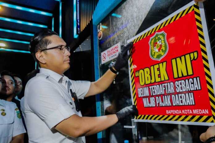 Segel Phantom KTV SEGEL: Wali Kota Medan Rico Waas saat melakukan penyegelan Phantom KTV di Jalan H. Adam Malik, Medan, Rabu (3/6/2026).