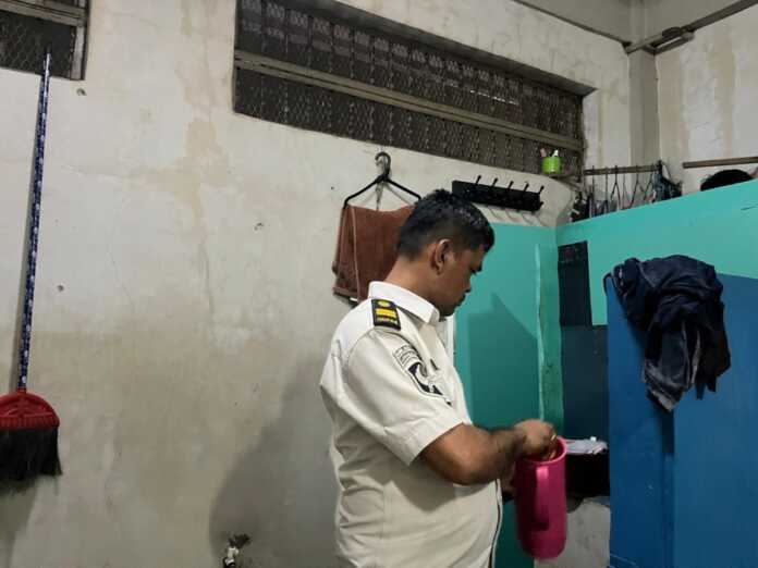 Lapas Binjai Razia RAZIA: Kepala Kesatuan Pengamanan Lapas Binjai, Rudi Sembiring saat melakukan penyisiran dalam razia ke kamar hunian wargabinaan.(Humas Lapas Binjai/Sumut Pos)