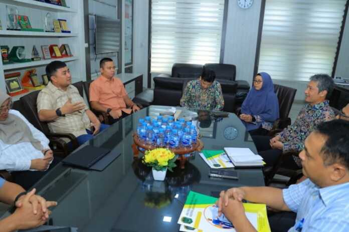 AUDIENSI: Bupati Labura, H Hendri Yanto Sitorus melakukan audiensi dengan Balai Besar Pelaksanaan Jalan Nasional Sumatera Utara (BBPJN Sumut) di Jalan Sakti Lubis, Medan, Rabu (3/6).( Indra Lubis ) AUDIENSI: Bupati Labura, H Hendri Yanto Sitorus melakukan audiensi dengan Balai Besar Pelaksanaan Jalan Nasional Sumatera Utara (BBPJN Sumut) di Jalan Sakti Lubis, Medan, Rabu (3/6).( Indra Lubis )