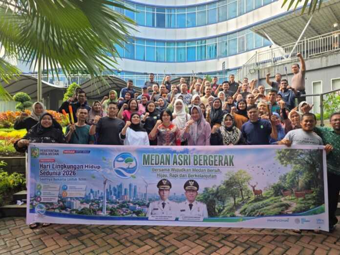 FOTO BERSAMA: Sekretariat DPRD Medan foto bersama di sela-sela gotong royong kerja bakti bersih lingkungan bersama di kawasan kantor gedung dewan, Jumat (5/7/2026). FOTO BERSAMA: Sekretariat DPRD Medan foto bersama di sela-sela gotong royong kerja bakti bersih lingkungan bersama di kawasan kantor gedung dewan, Jumat (5/7/2026).