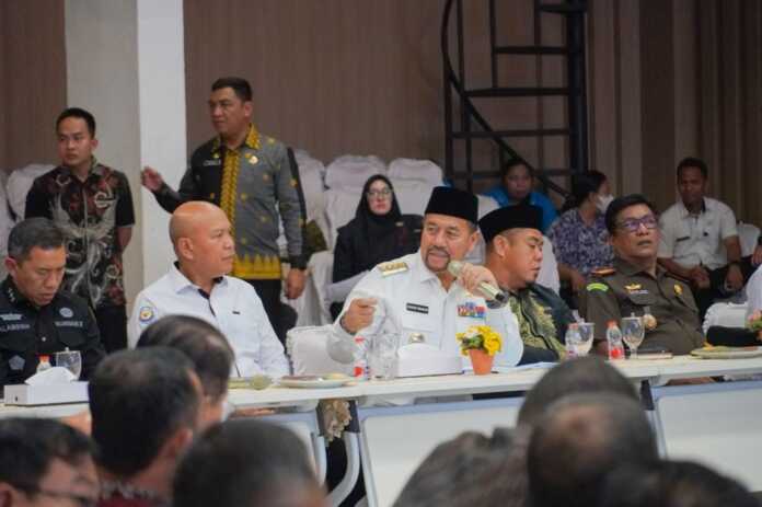 PIMPIN RAKOR: Bupati Batubara, Dr H Baharuddin Siagian SH MSi saat memimpin rapat koordinasi dan pemantauan Program KNMP di Aula Kantor Bupati Batubara, Kecamatan Limapuluh, Kamis (4/6/2026). (Foto: Kominfo Batubara).