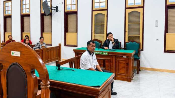 PUTUSAN: Mantan Kades di Toba, Robinson Siagian menjalani sidang putusan di Pengadilan Tipikor Medan, Jumat (5/6/2026). (Dok: Gusman/Sumut Pos)