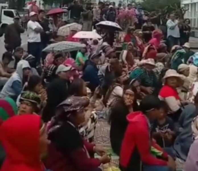 DEMO: Warga Desa Doulu dan Semangat Gunung saat berunjuk rasa di kantor Kupati Karo.