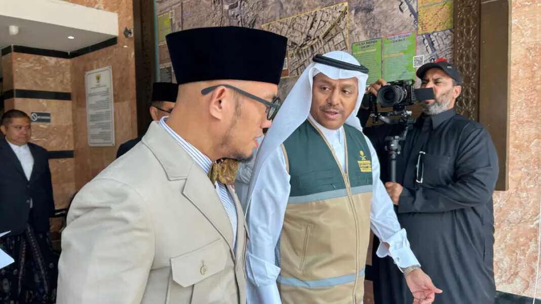 KUNJUNGAN: Wakil Menteri Haji dan Umrah RI Dahnil Anzar Simanjuntak bersama Wakil Menteri Haji dan Umrah Arab Saudi, Fatttah Al-Mashat di Kantor Urusan Haji Indonesia Daker Makkah, Kamis (4/6). (BAYU PUTRA/JAWAPOS.COM)