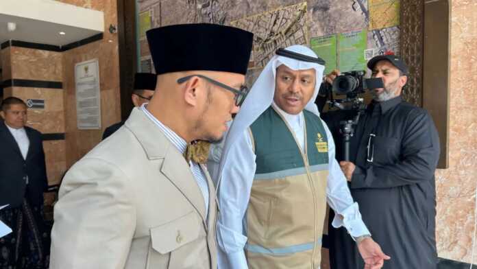 RI dan Saudi Matangkan Opsi Tanazul 50 Persen KUNJUNGAN: Wakil Menteri Haji dan Umrah RI Dahnil Anzar Simanjuntak bersama Wakil Menteri Haji dan Umrah Arab Saudi, Fatttah Al-Mashat di Kantor Urusan Haji Indonesia Daker Makkah, Kamis (4/6). (BAYU PUTRA/JAWAPOS.COM)