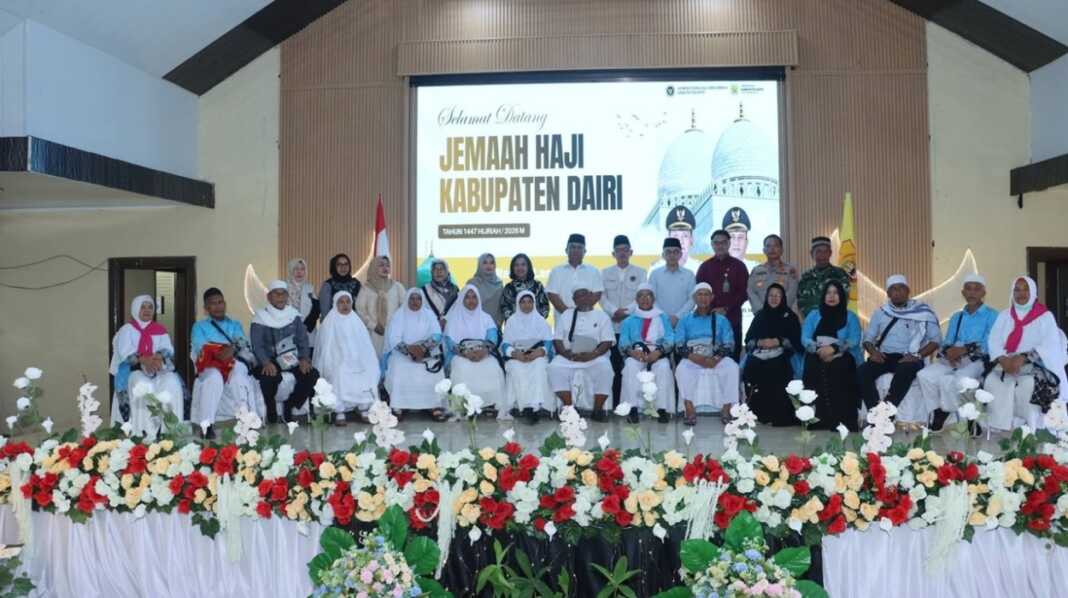FOTO BERSAMA: Wakil Bupati foto bersama rombongan jamaah haji saat acara penyambutan di gedung Balai Budaya Sidikalang, Sabtu (6/6).RUDY SITANGGANG/SUMUT POS.