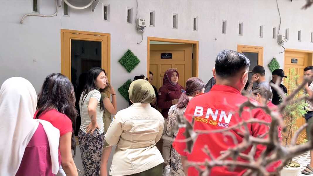 RAZIA: BNNK Binjai saat mengggelar razia yang menyasar dua lokasi kos-kosan. Dalam razia itu, empat terbukti orang positif narkoba. (Teddy Akbari/Sumut Pos)