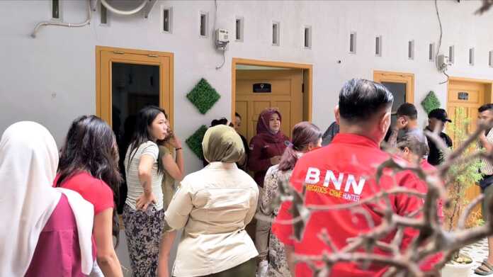 Razia BNNK Binjai RAZIA: BNNK Binjai saat mengggelar razia yang menyasar dua lokasi kos-kosan. Dalam razia itu, empat terbukti orang positif narkoba. (Teddy Akbari/Sumut Pos)