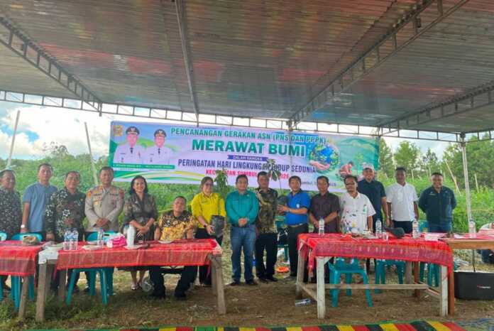 ASN Merawat Bumi TANAM POHON: Bupati Dairi Vickner Sinaga didampingi Ketua TP PKK, Rita Puspita Situmorang bersama ASN se-Kecamatan Sumbul menanam pohon alpukat. (RUDY SITANGGANG/SUMUT POS).