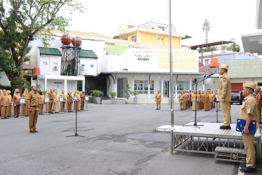 PIMPIN APEL: Sekda Binjai Chairin Simanjuntak, saat bertindak sebagai pembina apel.(Diskominfo Binjai/Sumut Pos)