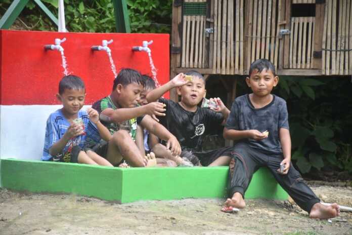 Warga Saombo Kini AIR BERSIH: Anak-anak Saombo, Gunungsitoli saat menikmati air bersih bantuan Presiden RI Prabowo Subianto. (FOTO: Kodam Bukit Barisan (BB)