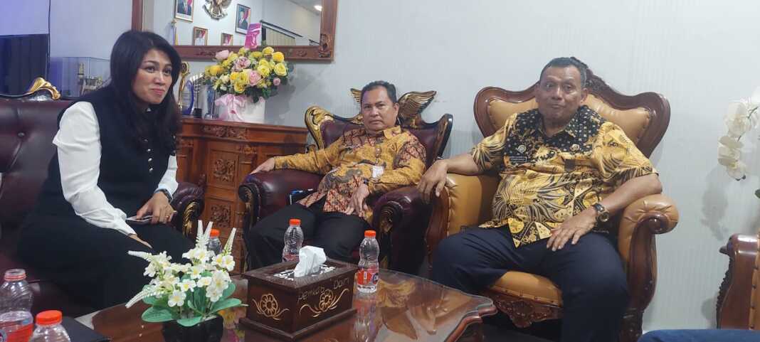 TERANGKAN: Bupati Dairi Ir Vickner Sinaga didampingi Sekda, Surung Charles Lamhot Bantjin dan Kadis Komimfo, Desi Sianturi ditemui wartawan belum lama ini. (RUDY SITANGGANG/SUMUT POS).