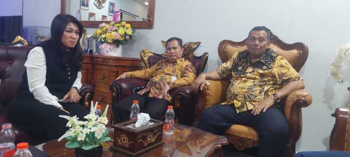 Bupati Dairi TERANGKAN: Bupati Dairi Ir Vickner Sinaga didampingi Sekda, Surung Charles Lamhot Bantjin dan Kadis Komimfo, Desi Sianturi ditemui wartawan belum lama ini. (RUDY SITANGGANG/SUMUT POS).