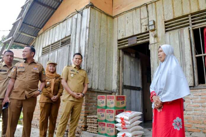 BANTUAN: Wabup Adlin Tambunan saat berikan bantuan ke korban angin puting beliung, Senin (8/6).( Kominfo) BANTUAN: Wabup Adlin Tambunan saat berikan bantuan ke korban angin puting beliung, Senin (8/6).( Kominfo)