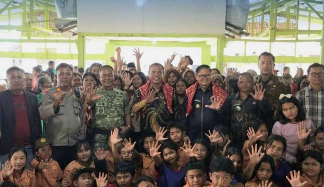 BERSAMA: Bupati Karo foto bersama warga Kecamatan Barusjahe