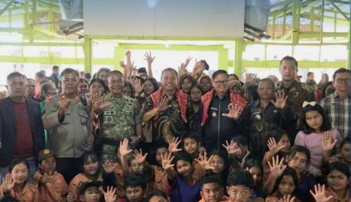 BERSAMA: Bupati Karo foto bersama warga Kecamatan Barusjahe BERSAMA: Bupati Karo foto bersama warga Kecamatan Barusjahe