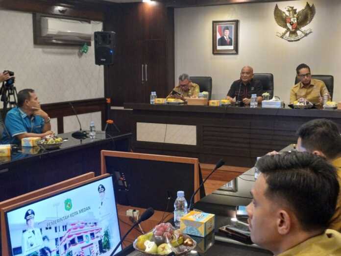 PANSUS: Ketua Pansus, Robi Barus rapat bersama Wali Kota Medan Rico Waas dan jajaran OPD di gedung Balai Kota Medan, Senin (8/6/2026).(Markus Pasaribu/Sumut Pos) PANSUS: Ketua Pansus, Robi Barus rapat bersama Wali Kota Medan Rico Waas dan jajaran OPD di gedung Balai Kota Medan, Senin (8/6/2026).(Markus Pasaribu/Sumut Pos)