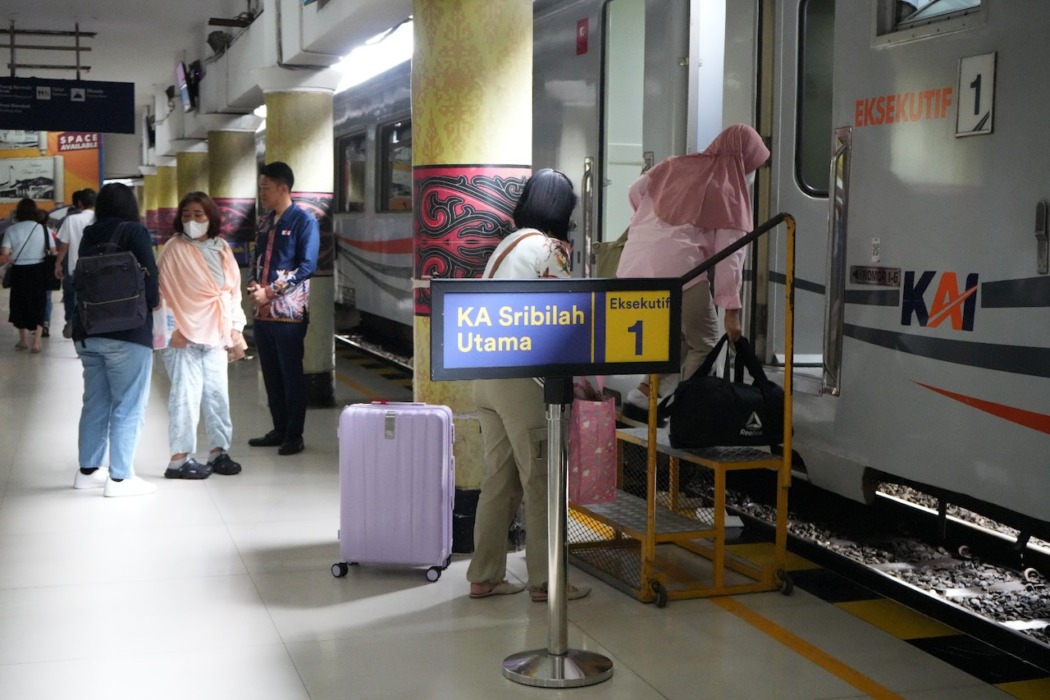 NAIK KA: Penumpang saat bergegas naik kereta api (KA). Saat ini 80 persen penumpang KAI Sumut memesan tiket secara online. (PT. KAI Drive I Sumut)