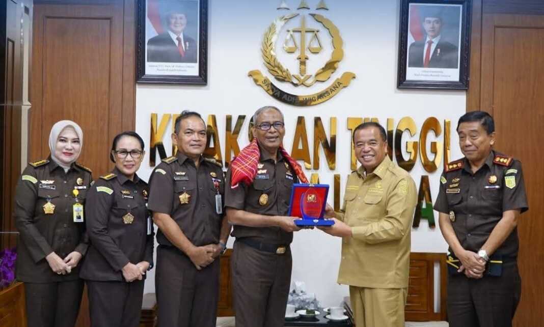 Bupati Karo foto bersama Kajati Sumut.