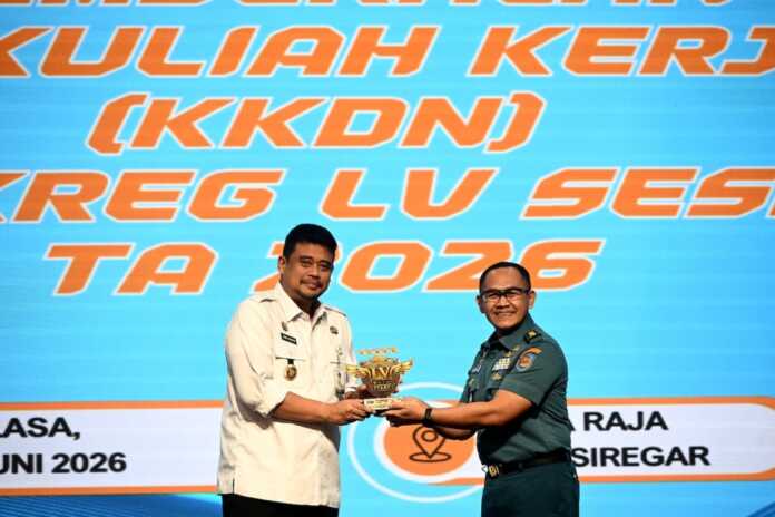 PEMBEKALAN: Gubsu Muhammad Bobby Afif Nasution saat memberikan pembekalan kepada peserta Kuliah Kerja Dalam Negeri (KKDN) Pasis Dikreg LV Sesko TNI Tahun Ajaran 2026, di Aula Raja Inal Siregar, lantai 2 Kantor Gubernur Sumut, Jalan Dioonegori, Medan, Selasa (9/6/2026). (Diskominfo Sumut) PEMBEKALAN: Gubsu Muhammad Bobby Afif Nasution saat memberikan pembekalan kepada peserta Kuliah Kerja Dalam Negeri (KKDN) Pasis Dikreg LV Sesko TNI Tahun Ajaran 2026, di Aula Raja Inal Siregar, lantai 2 Kantor Gubernur Sumut, Jalan Dioonegori, Medan, Selasa (9/6/2026). (Diskominfo Sumut)